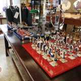 In esposizione, oltre a matite, gomme e cartelle, spiccano oggetti d�antan come clessidre, scacchiere...